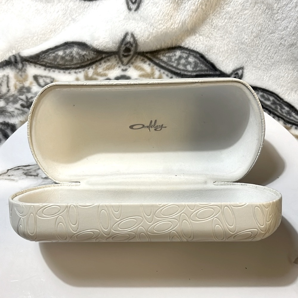 Oakley Logo "Signature O" Hard shell Men’s Sunglasses Case, White - Picture 7 of 7